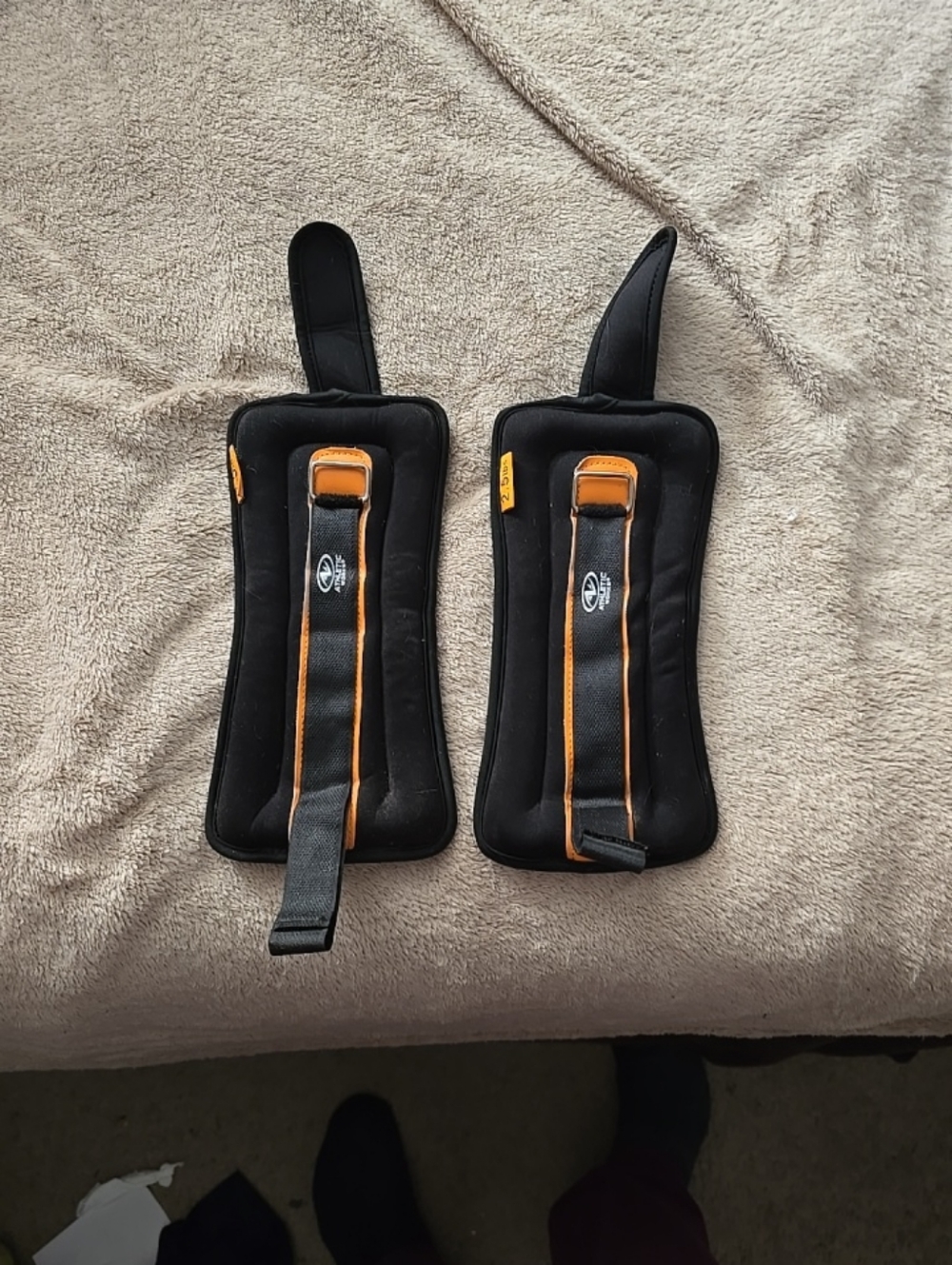 050226 Athletic Works 2.5 lb Ankle Wrist Weights Pair Adjustable Hook Loop box 2